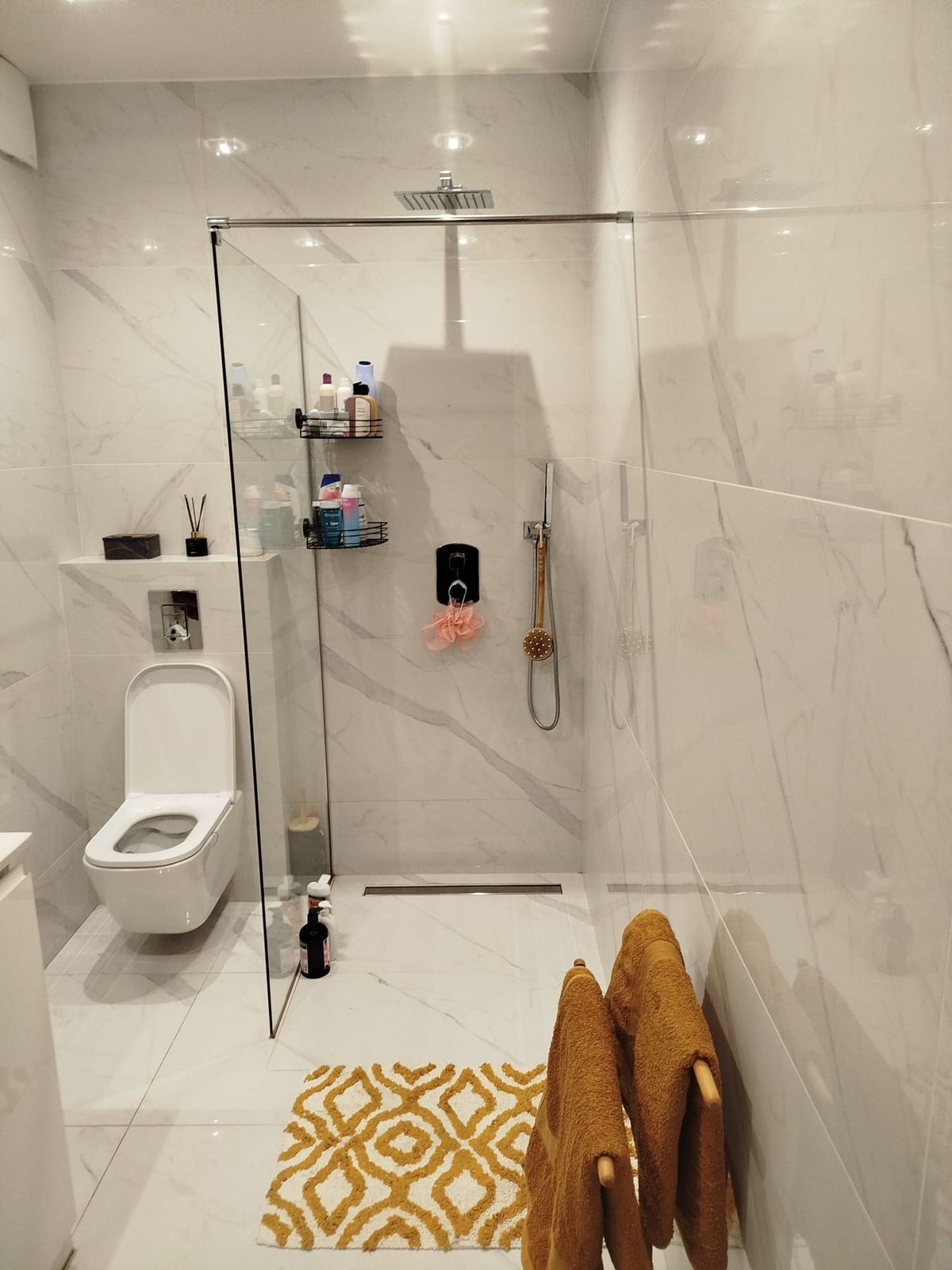 Remont łazienki – płytki marmurowe, prysznic walk-in z odpływem liniowym